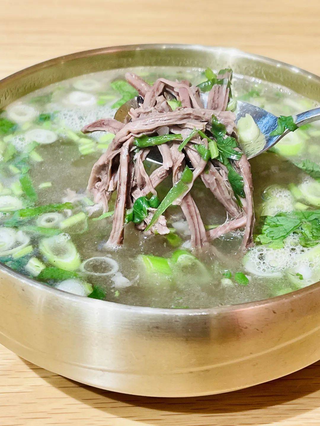 吃在大连-牛肉汤饭朝鲜族烤牛肉怎么吃都好吃,辣牛肉酱也是一绝~_石锅