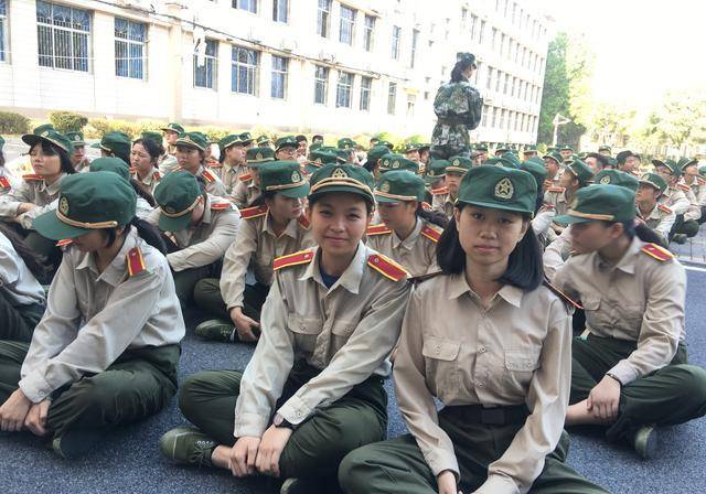 大一新生军训,为何教官总盯着女生看?