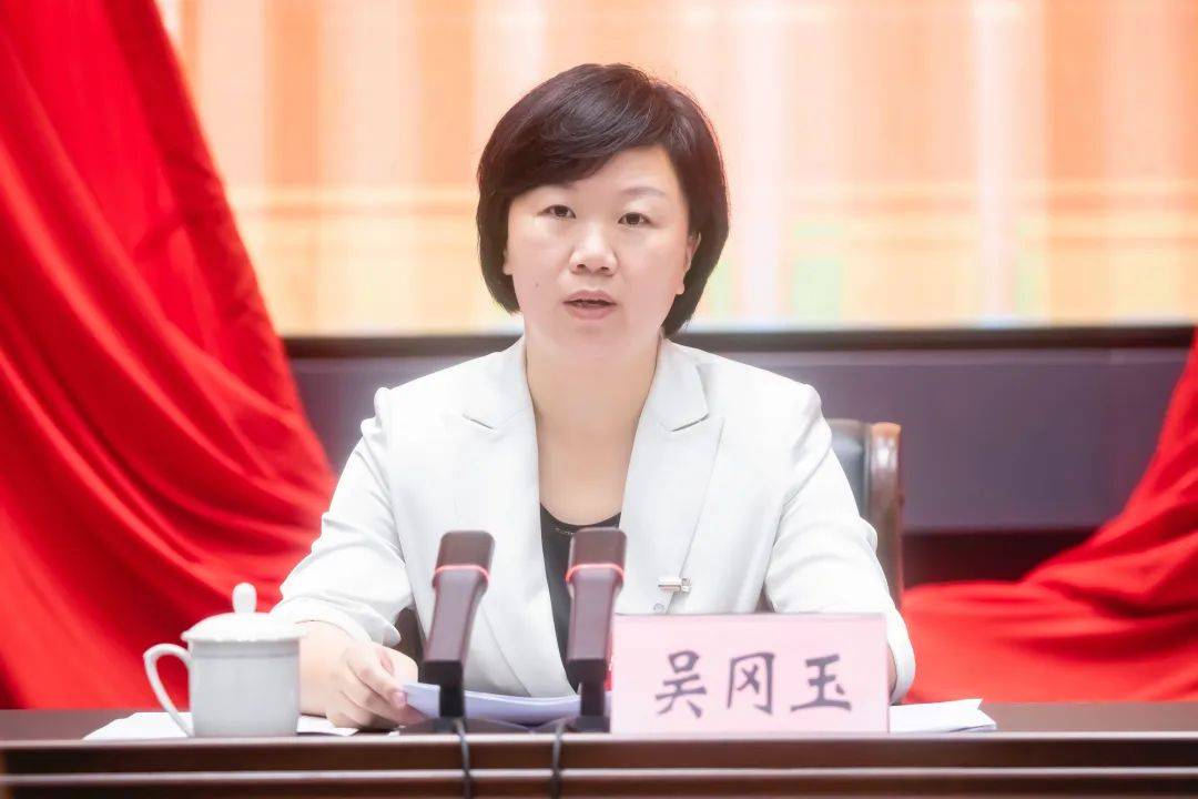 全会由县委常委会主持.县委书记吴冈玉代表县委常委会讲话