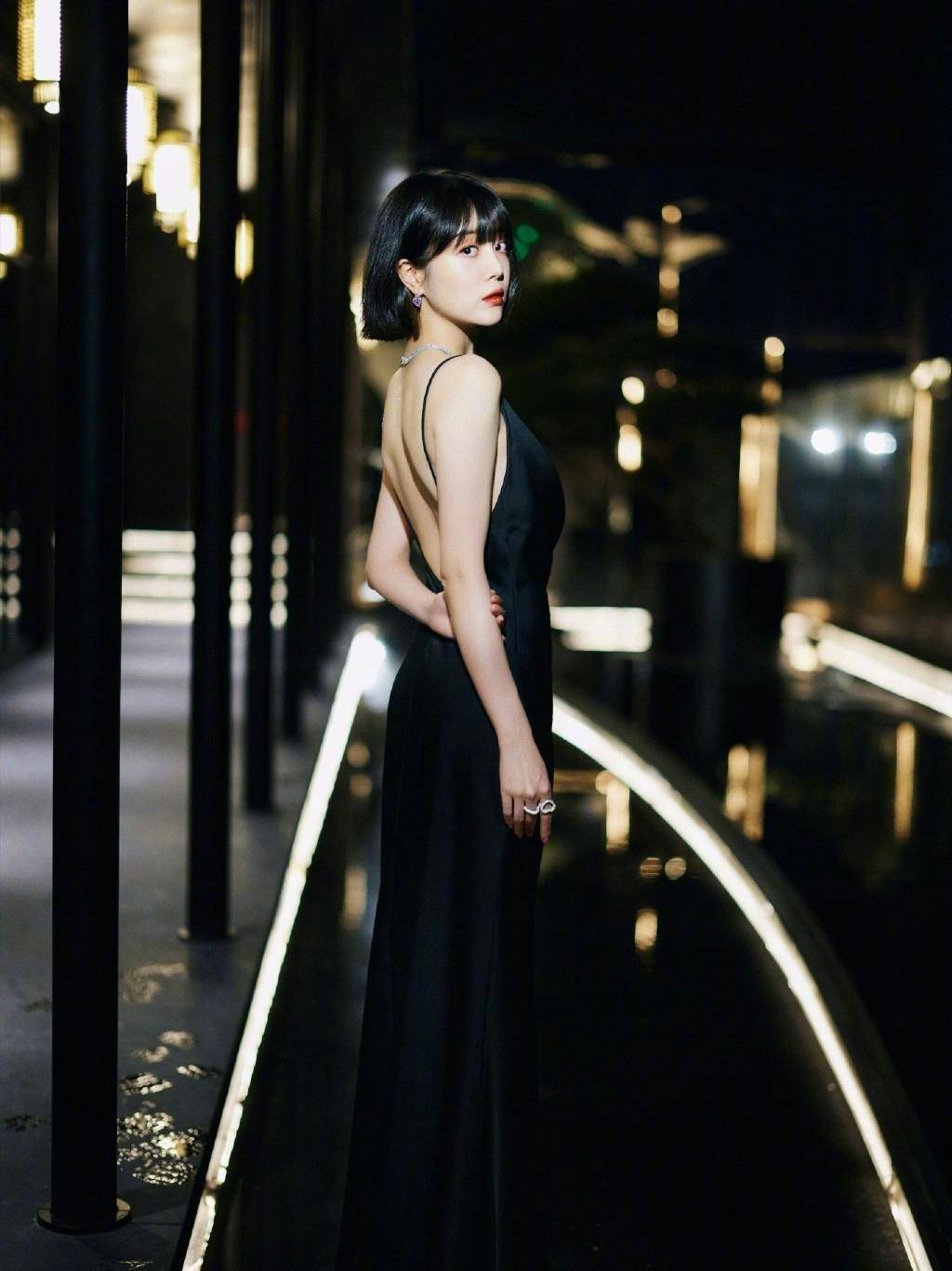 杨幂"捧不火"的女艺人李溪芮,走网红路线,但气质上仍像明星_魅力_款式