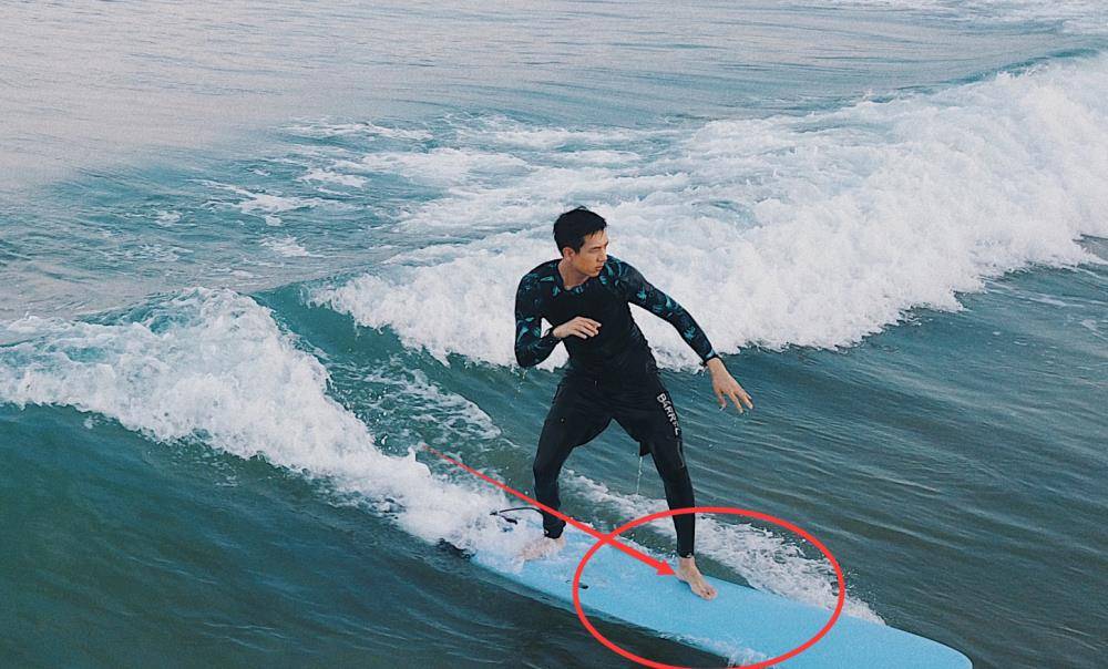 李现晒出冲浪照,当看到脚背部那刻,才知他晒黑几个度_肤色_脚底_运动