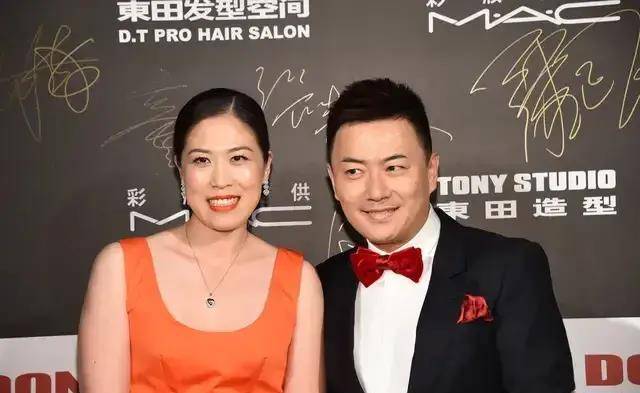 40岁国羽奥运冠军,晒幸福全家福,嫁时尚公司老总,现