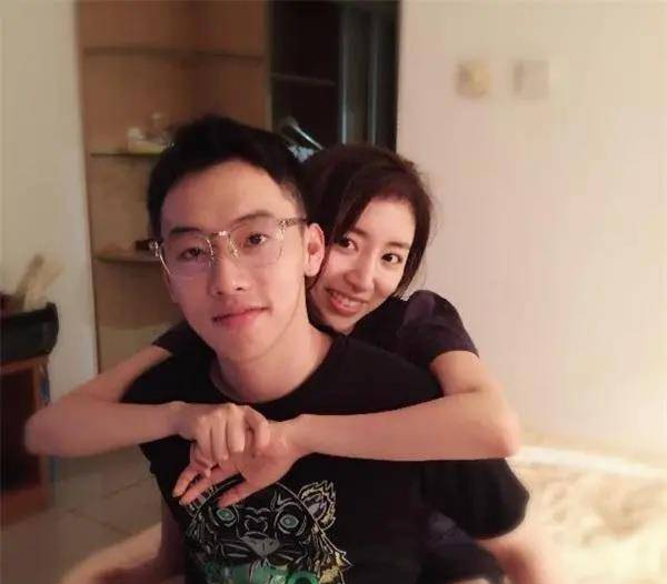 28岁体操女神很迷人,1米58丈夫是奥运冠军,合影时"小鸟依人"_周捷