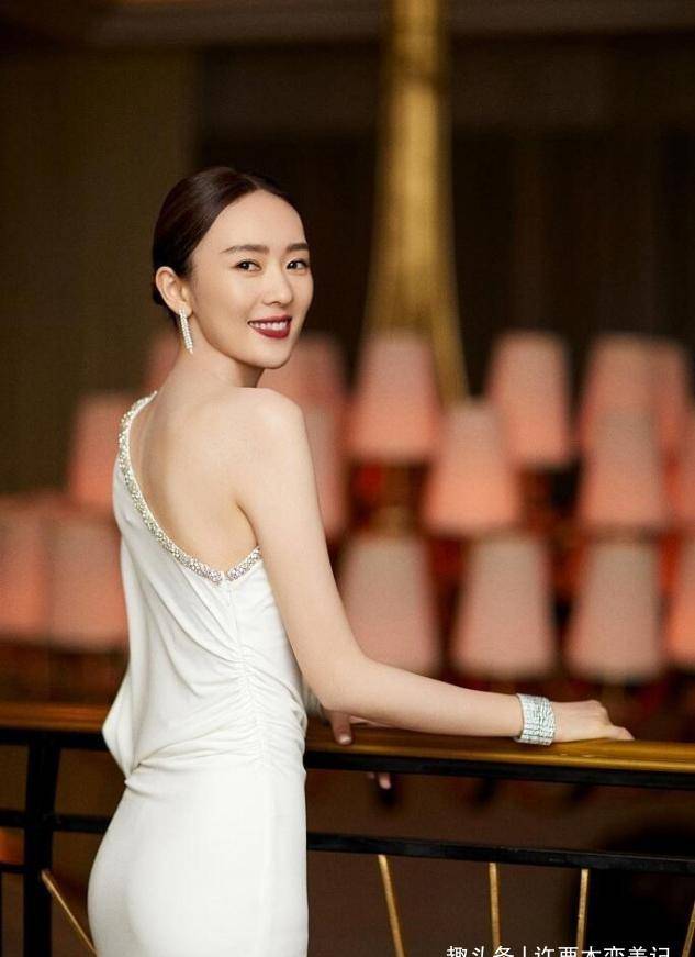 被童瑶的"括号臀"惊艳,穿连衣裙藏不住凹凸感,35岁真有料_显得_衬衫