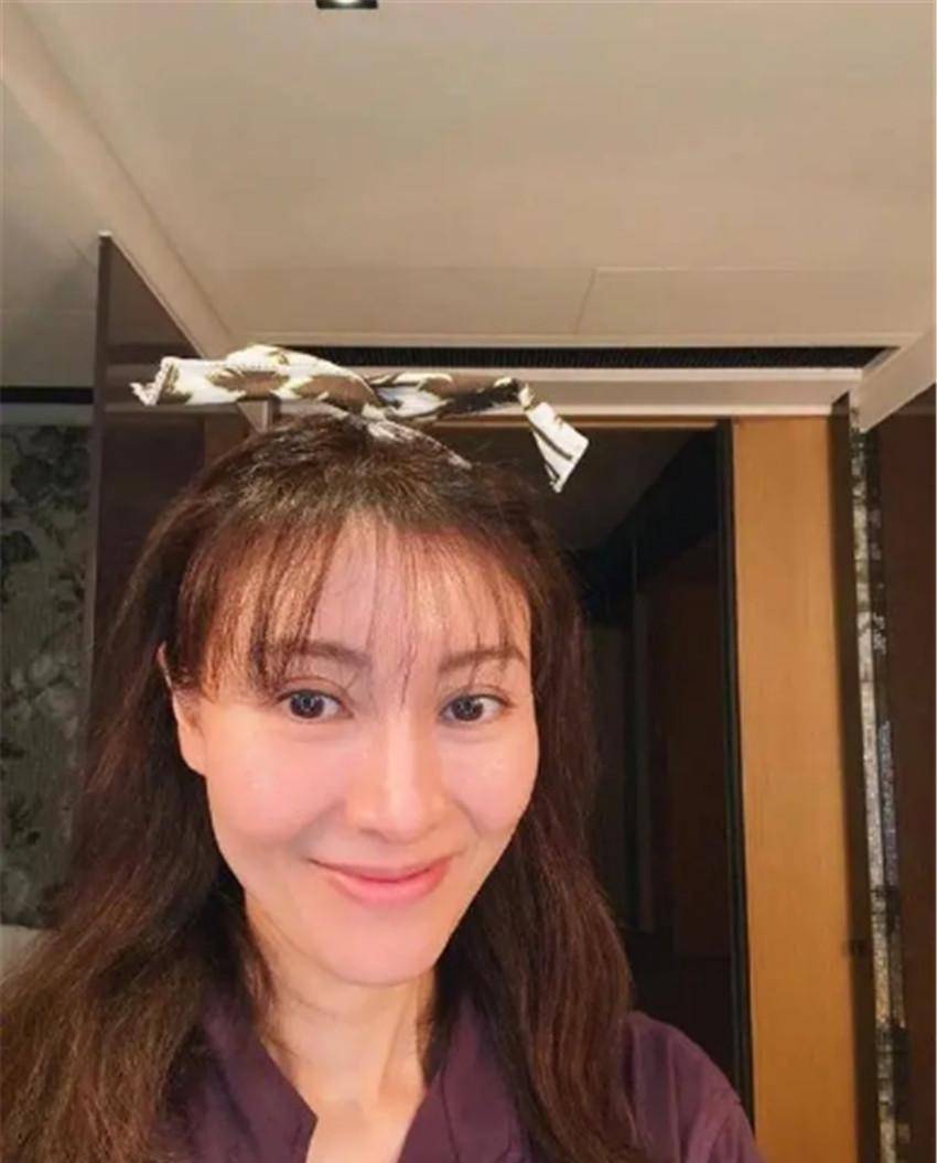 50岁李嘉欣晒自拍,空气刘海不减龄反显老,这脸更适合中分_额头_脸型