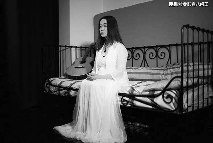 "禁曲鬼才"吴虹飞,唱摇滚的清华工科女,年过四十却还在青春期_嫁衣