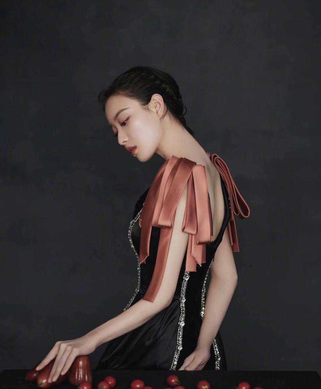 朱锁锁穿搭特别好看,有职场女性的干脆利落又有小女人的妩媚时尚_倪妮