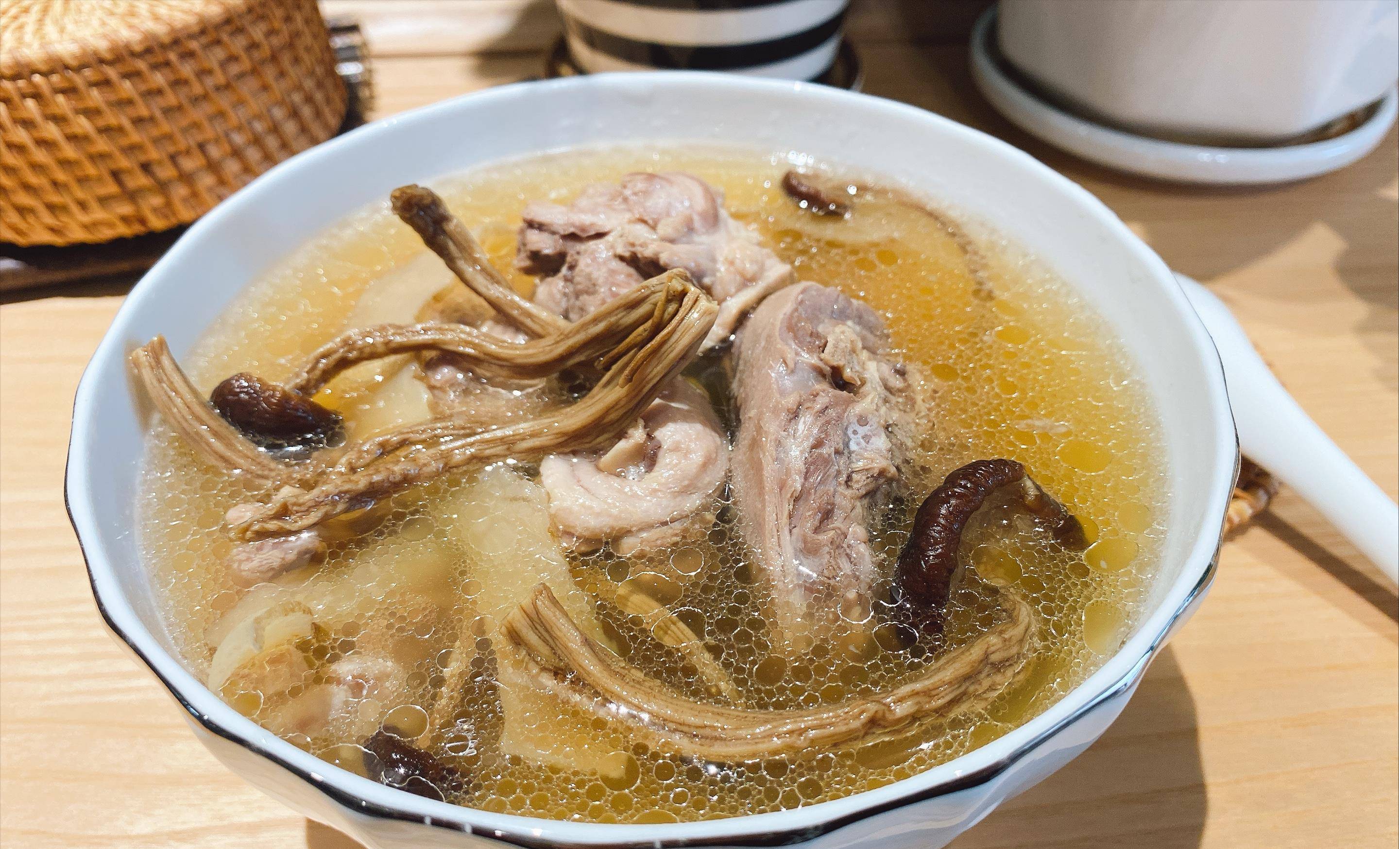 2,沙参玉竹老鸭汤接着把猪肺,红枣,陈皮和枸杞放入炖盅里,加些盐,料酒