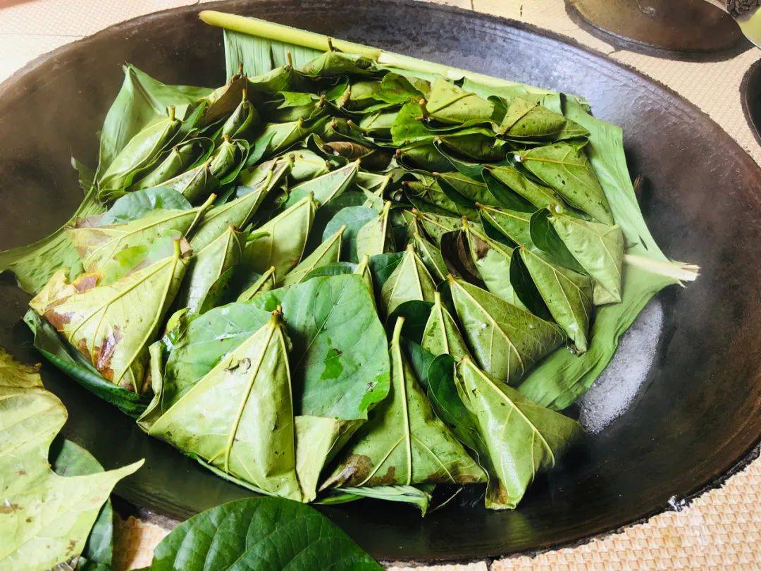 除了做甜的桐子叶粑粑,其实还可以做咸口的.