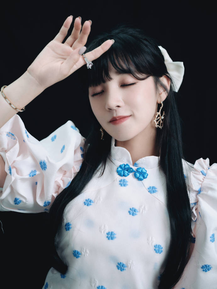 吴宣仪穿橘棕色露腰连衣裙时尚又妩媚_宋雨琦_节目_组合