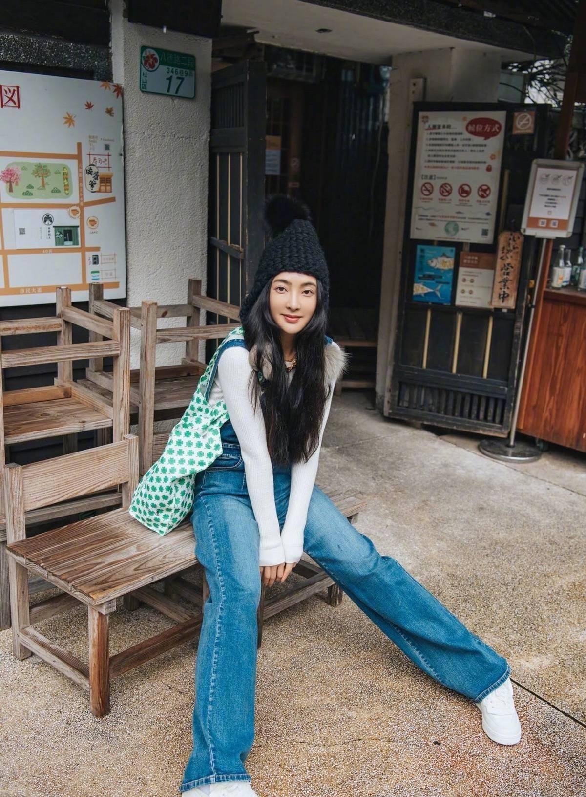 牛仔裤是以百搭为主,那么就注定了造型走简约路线,吴速玲还特意选择