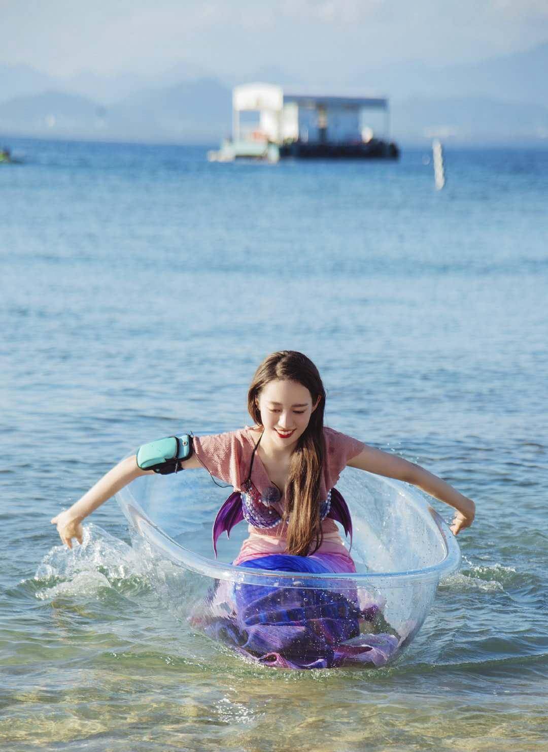 吉娜海边出游造型太美了,穿时尚化身美人鱼公主,优雅又惊艳!