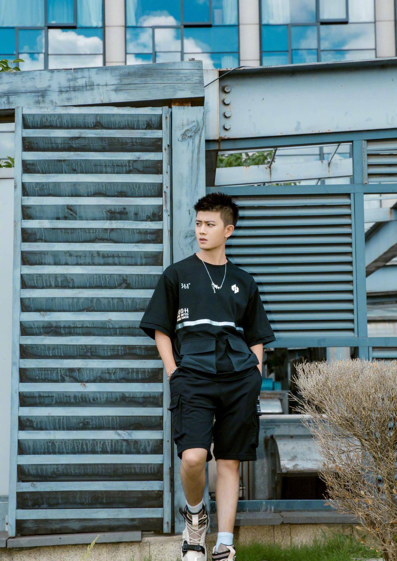 31岁的任嘉伦太撩人,卡其色背带裤可爱感十足,这颜值逆天了_衬衫_造型