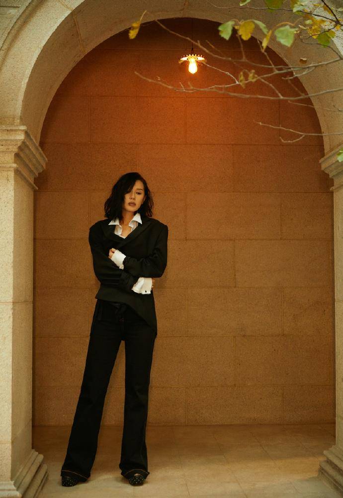 余男气质太可了,穿吊带内搭一天换3件外套,气场非一般强大_时尚_黑色