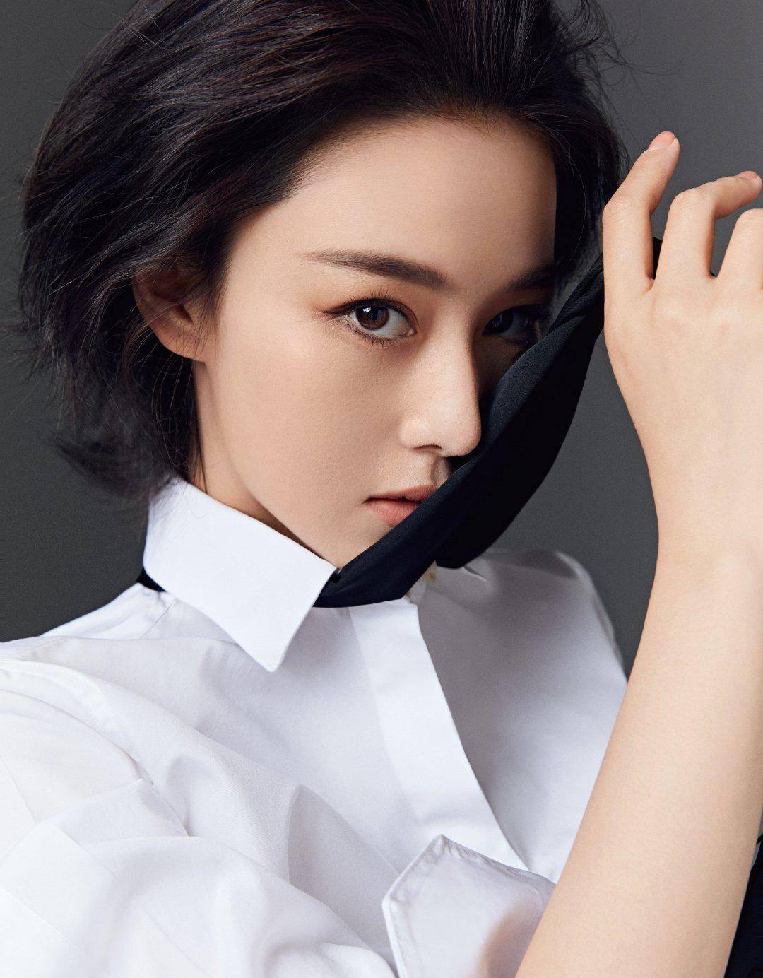 张馨予也太a了,留背头发型又帅又飒,白衬衣黑领带叼着牙签耍酷_时尚