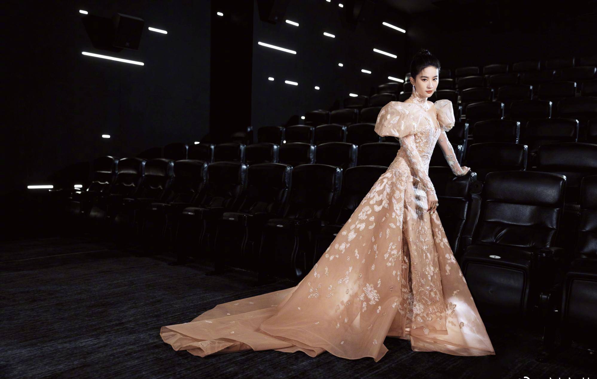 "神仙姐姐"刘亦菲穿金色刺绣抹胸长裙出席某电影之夜,气场十足_会场