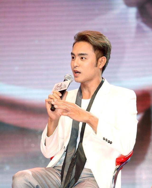 7年前的"霸道总裁"太美,穿绿色的明道活力满满,现在更有魅力_带着