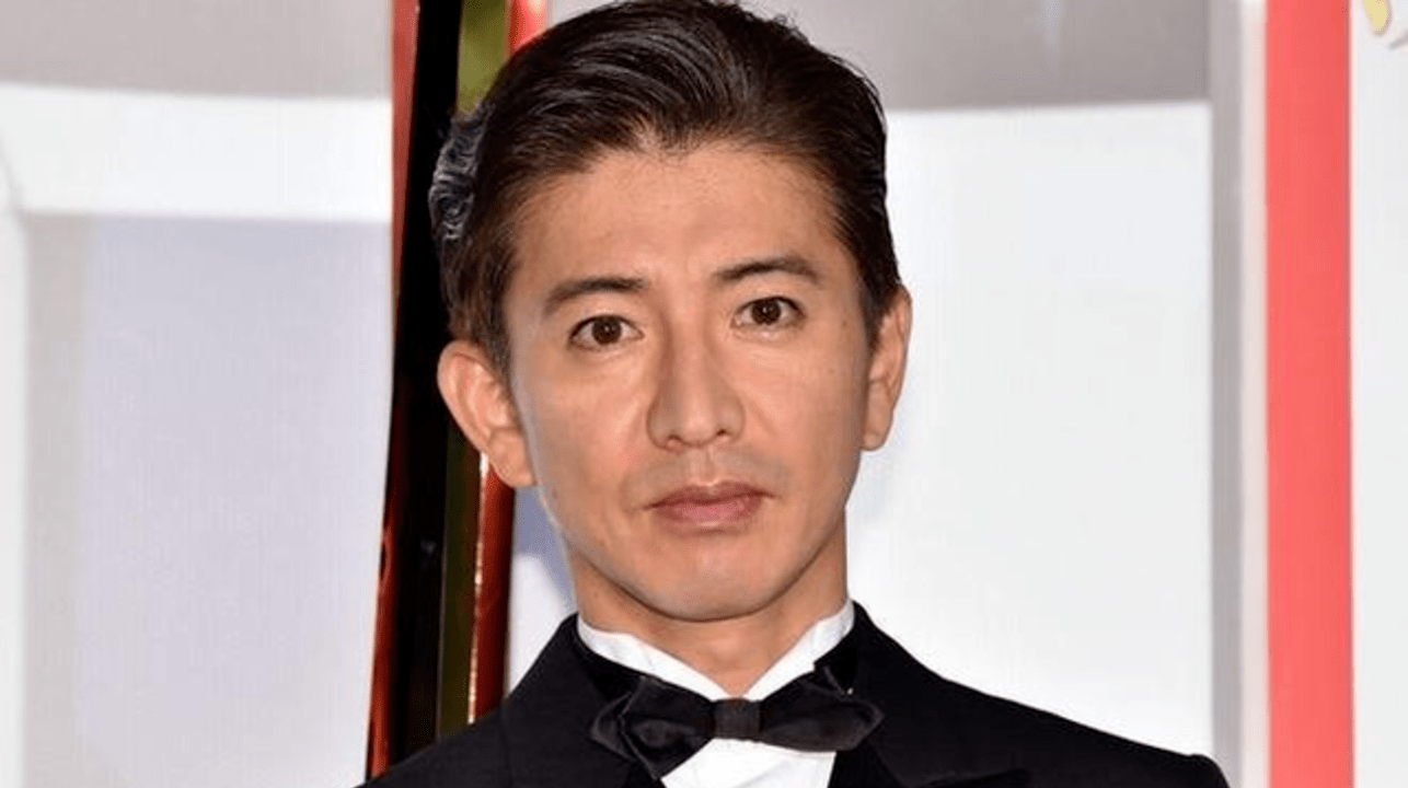 从照片中可以看出,木村拓哉的脸不仅布满皱纹,而且还肿了.