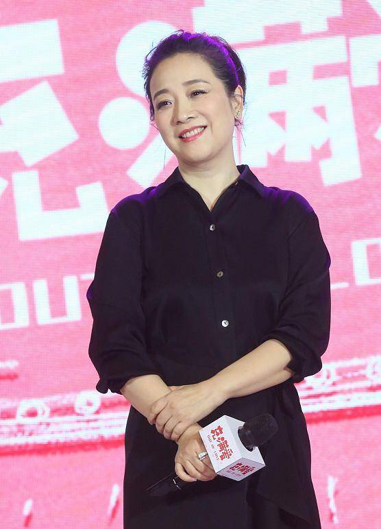 终于懂得胖子的美,陈小艺穿皮裙看着好肉啊,显美不少岁_黑色_服装