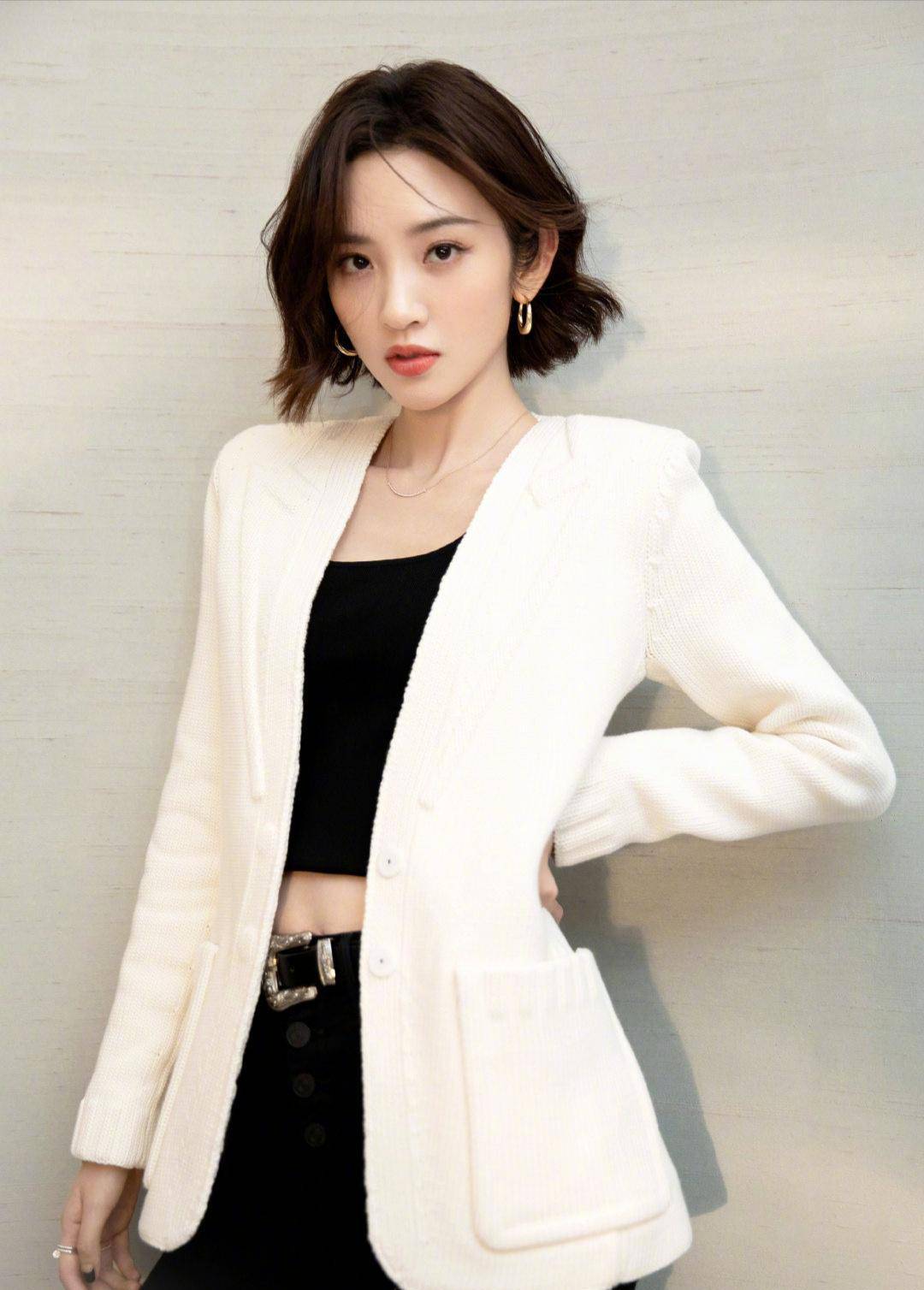 张若昀小娇妻唐艺昕太会穿,小背心配白西装藏不住小蛮腰,超有范_服装