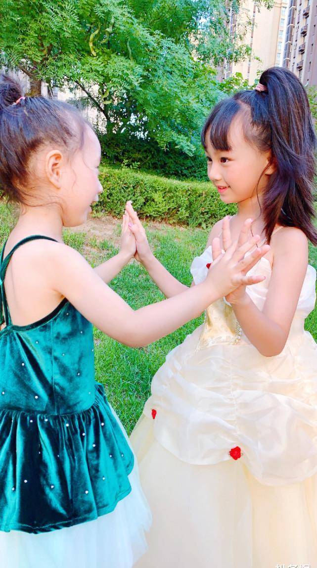 邓伦女儿小山竹近照,变瘦高小美女,与妹妹穿公主裙