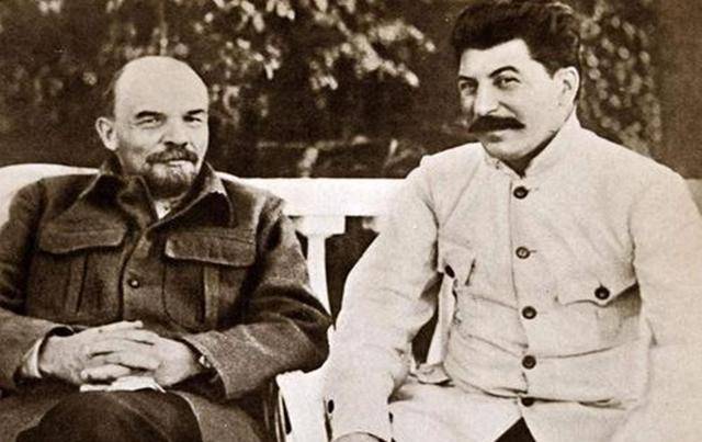 “斯大林”斯大林亡故后，遗产公诸于众，苏联的清算结果，令不少人落泪哽咽
