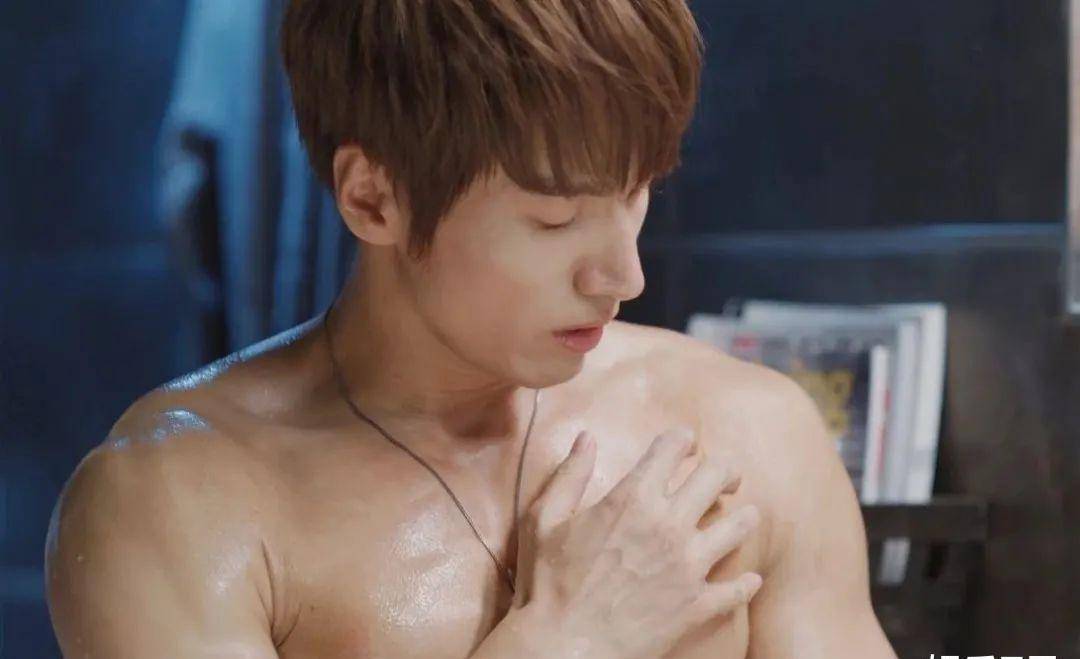 孔刘每天健身三小时,爆肌照格外养眼,网友:罕见的不油腻_身材_肌肉