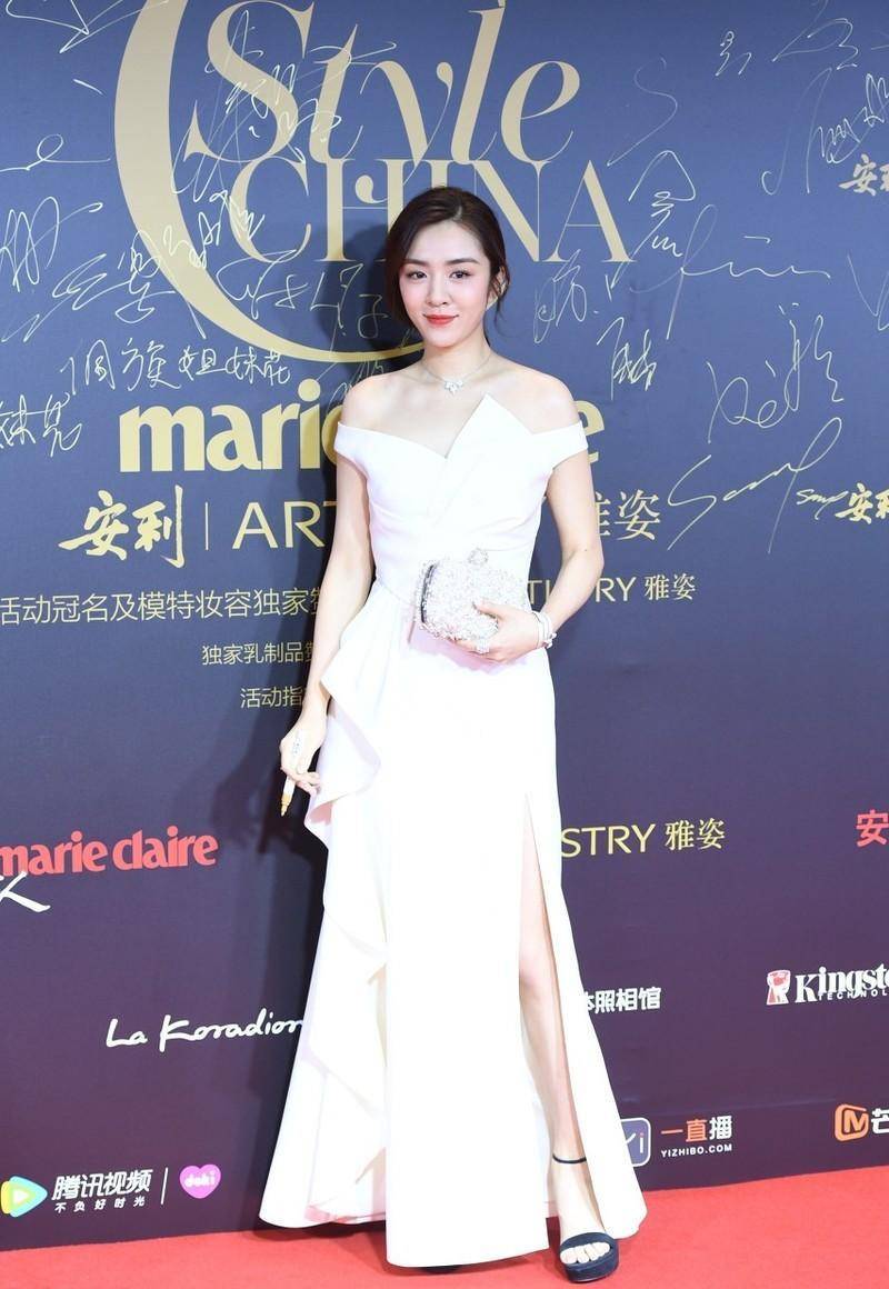 像这种高腰的时尚长裙,不经意间就秀出了一双纤细美腿,而且王晓晨这条