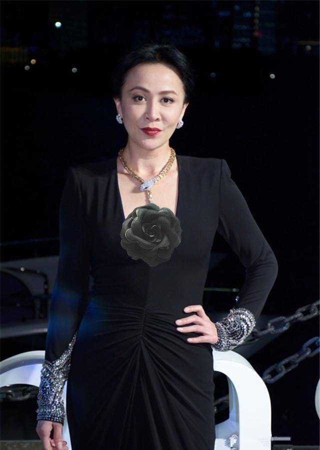 55岁刘嘉玲真让人尖叫,穿挂脖短裙秀女团身材,迷人曲线真撩人_黑色