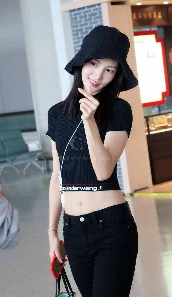 30岁金晨的身材令人羡慕,t恤下的细腰太抢镜,清新美丽元气十足_时尚