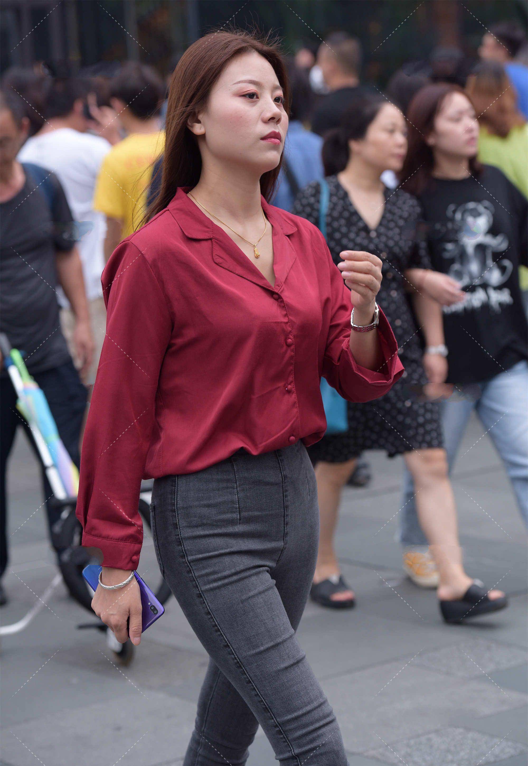 一款红色衬衣的加入,提升休闲穿搭的高级质感_牛仔裤_感觉_高跟鞋