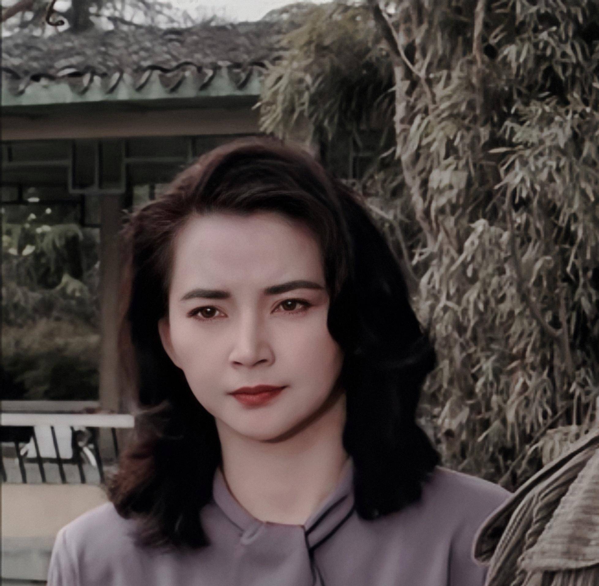 胡慧中年轻是很火,也很美胡慧中是孙俪的姨奶的这层关系,孙俪并不否认