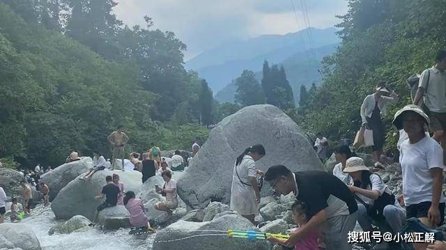彭州山洪致七死后续，又有游客去玩，村民劝阻被怼：玩玩又怎么了