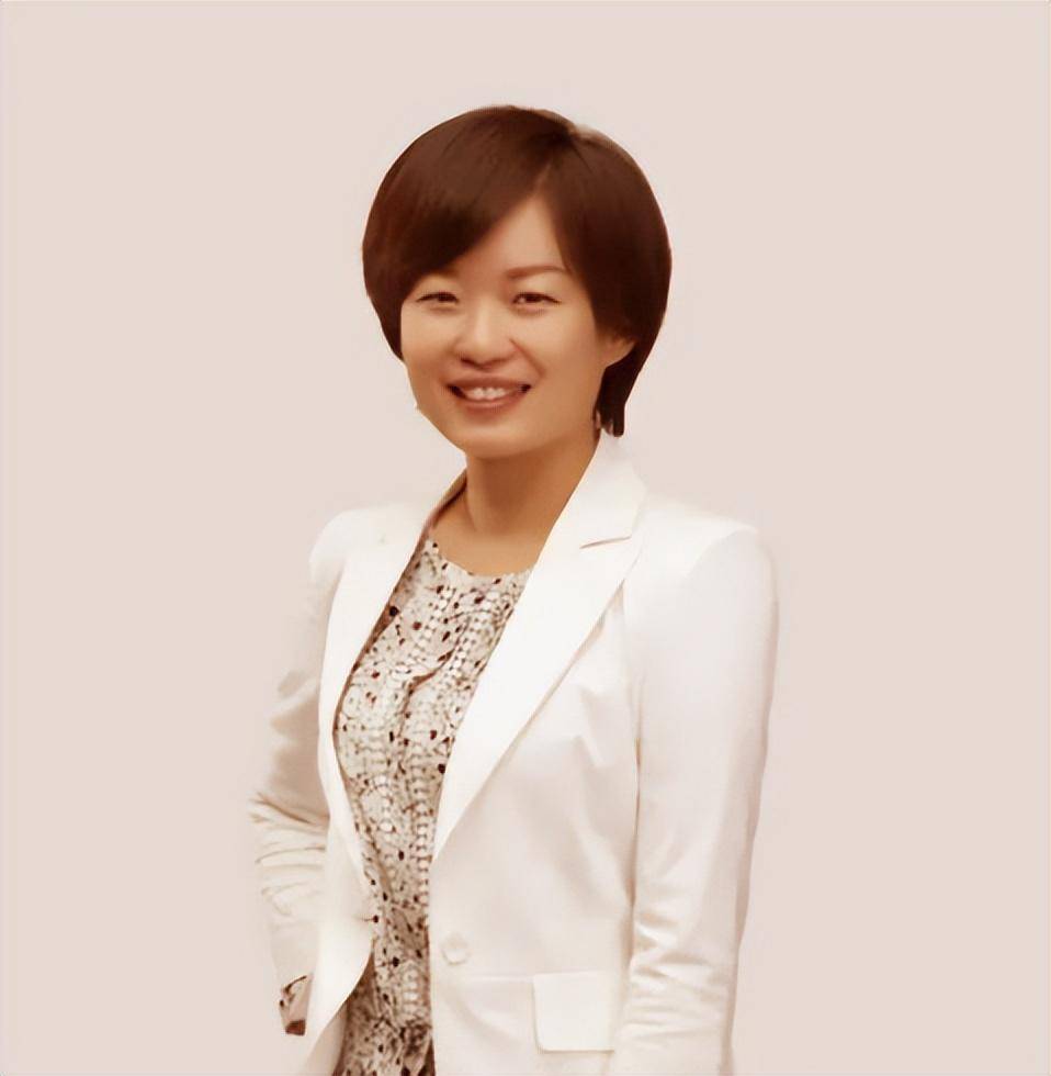 易中天:泪水坎坷中走出的学术明星,与初恋妻子相爱一生_李华_新疆建设