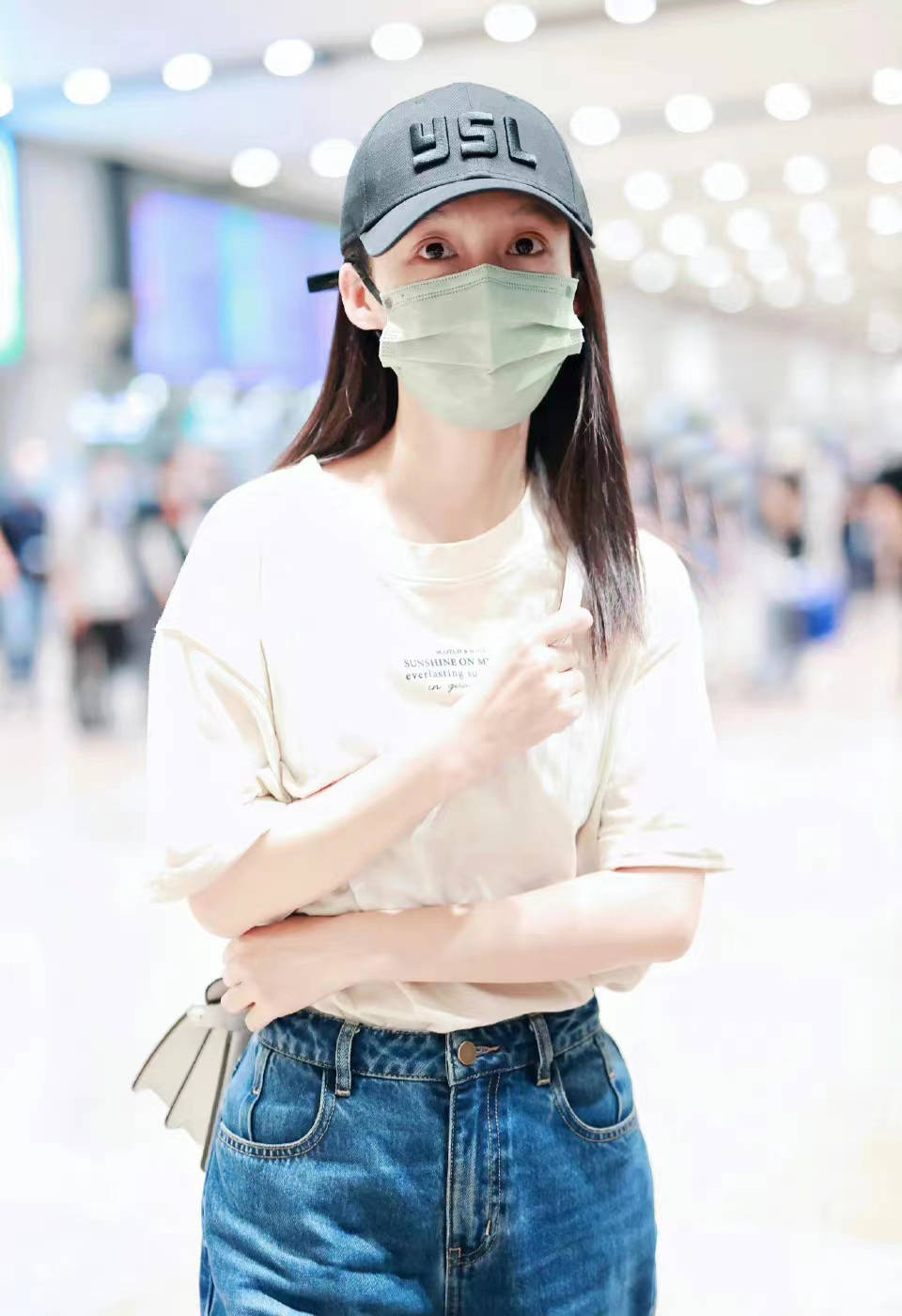 女星李沁最新被拍到的一组机场私服照,就用日常的米色t恤配蓝色的高腰