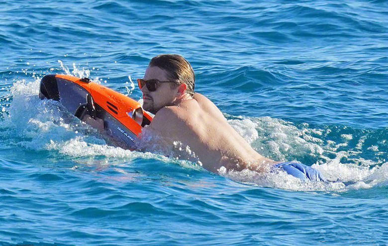 小李子又带小女朋友到海边游玩了 两人亲密无间非常开心快乐_卡米拉