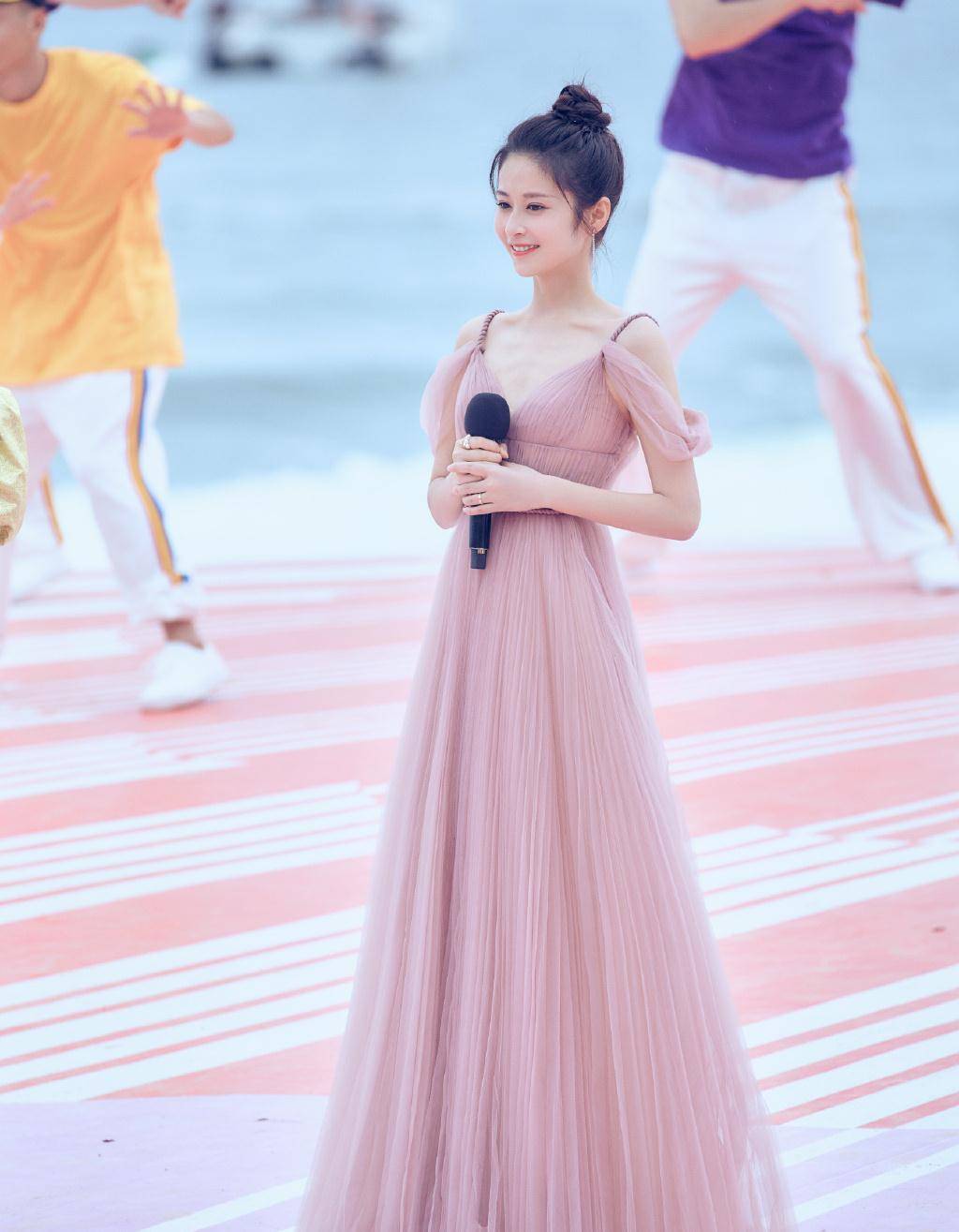 颖儿瘦成这样让人心疼,穿镂空裙虽然有"骨感美",模样却太憔悴_连衣裙