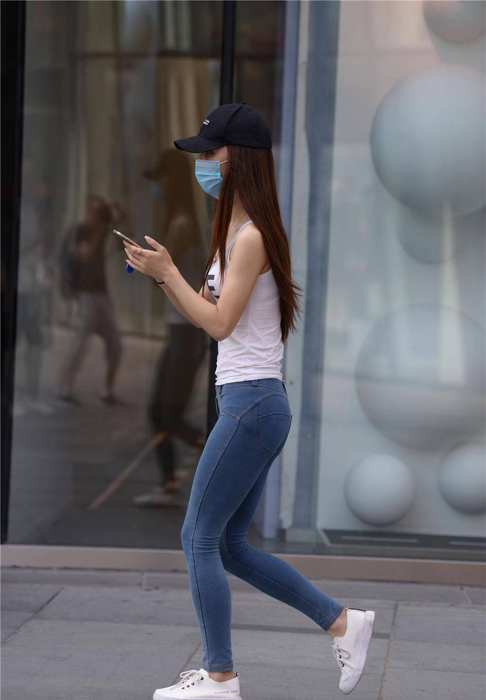 蓝色紧身牛仔裤,白色板鞋,更适合苗条身材姑娘的搭配_美女_风格_生活