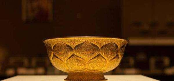 老头带金碗来鉴定,上面刻着4个字,专家希望捐献,老