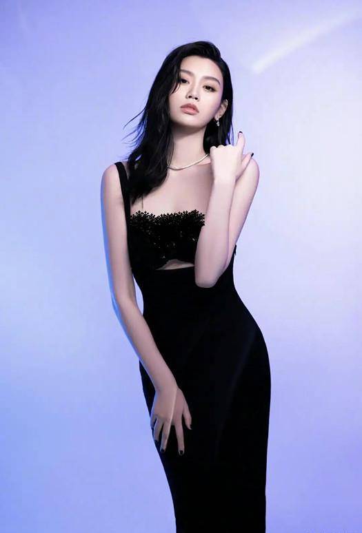 奚梦瑶亮相身材"发福"穿礼服挡不住"圆柱"肩 脸部最明显_黑色_服装