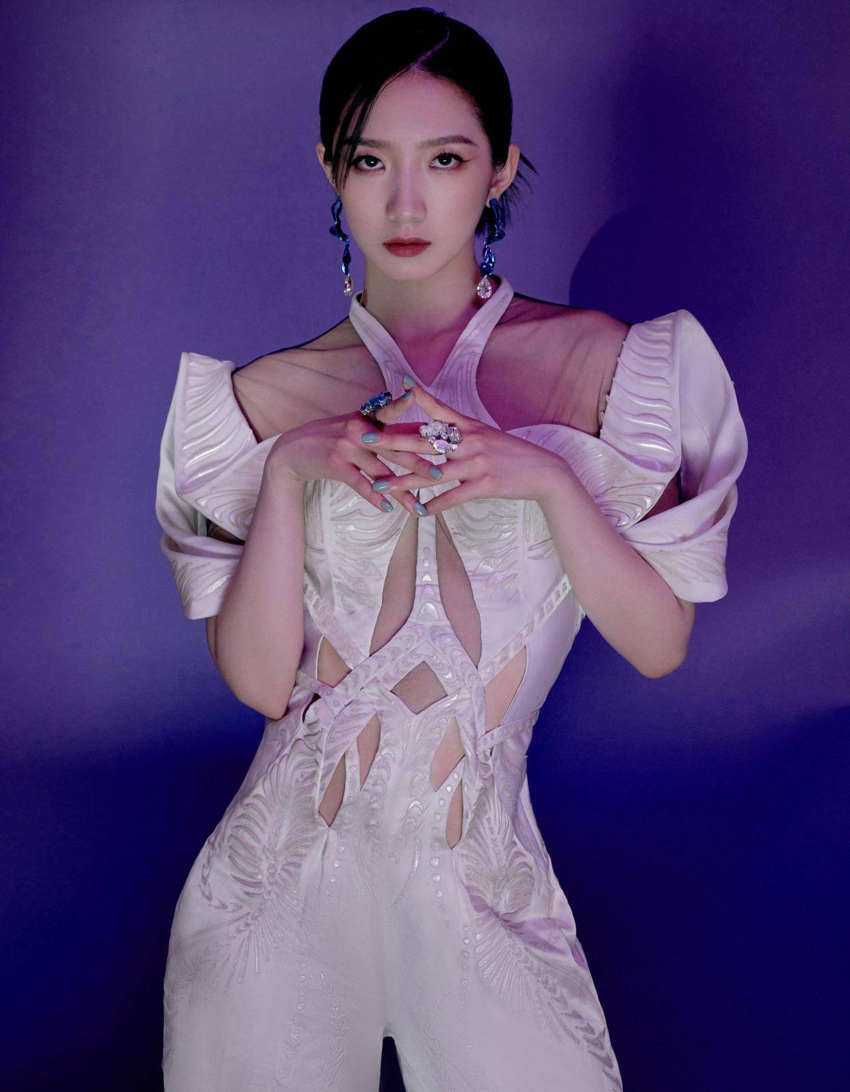 孟美岐胆太大了,后背镂空也就算了,前面也这么"空",被美到了_上衣