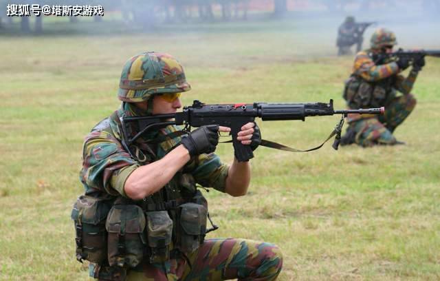 虽然外形独特,但ak5是在fn fnc突击步枪的基础上改进而来的,在上世纪