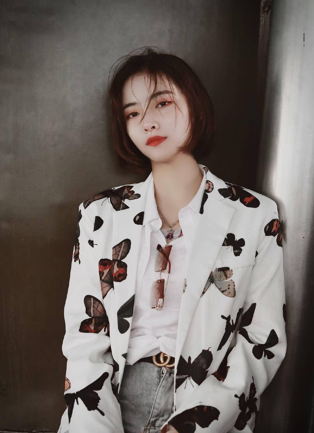 徐佳琪在选择简约服装时,会体现出小女人的甜美感,她在上身选择了白色