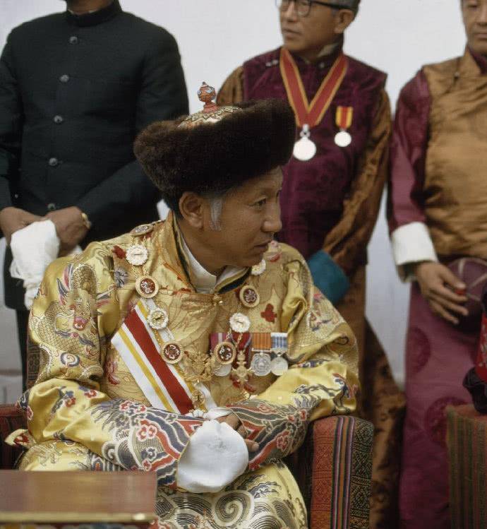 王室身穿清朝服饰,末代王后是美国人_巴登顿珠朗嘉_中国_扎西朗嘉