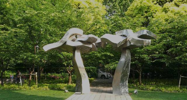 上海有一公园，占地1300亩，环湖而建，还藏了60件雕塑，看点十足