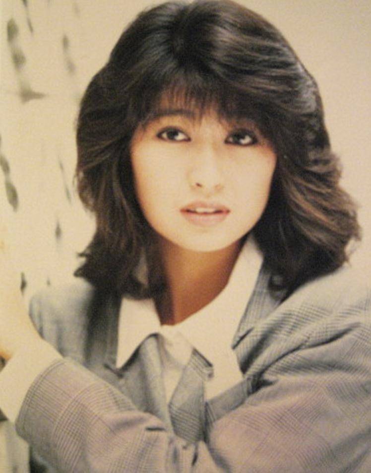 54岁歌手杨林退圈16年转行画家后罕见露脸,美人已迟暮气质仍出众_玉女