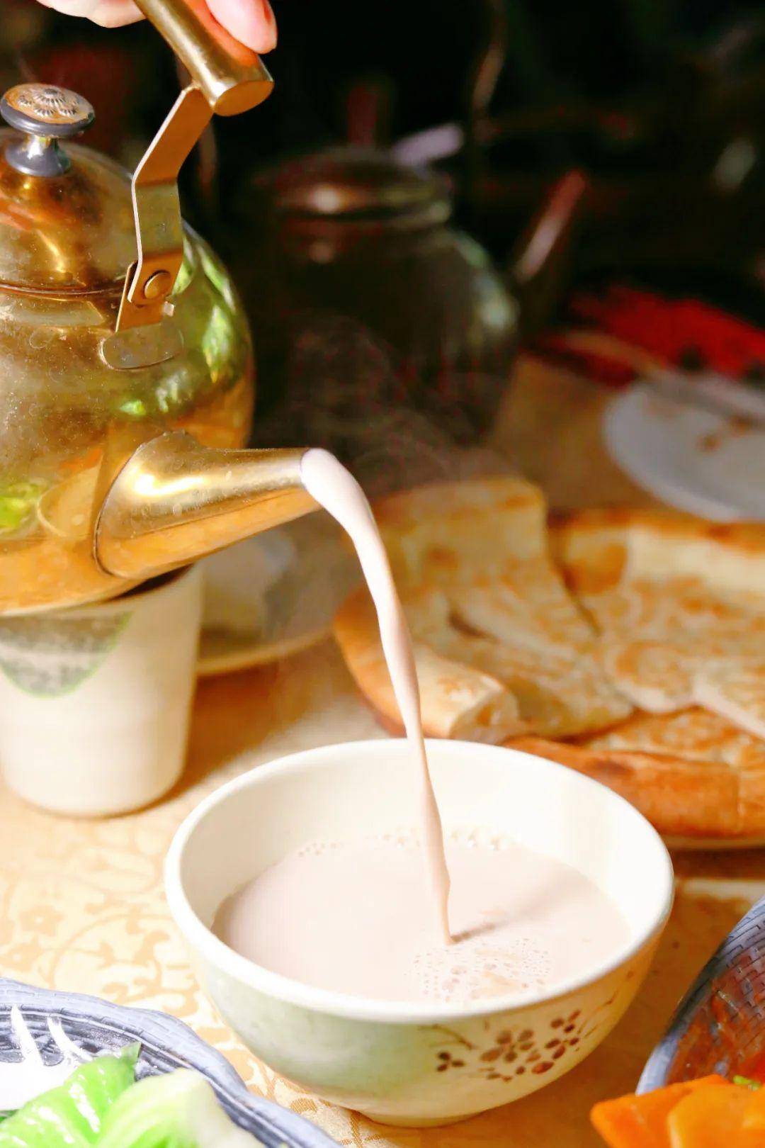 基本也尝不出盐味,喝起来就像原味的,但奶香浓郁,烤馕配奶茶,就是金风