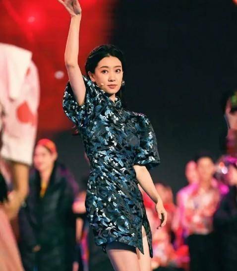 张小斐穿旗袍短裙亮相,一双筷子腿非常抢镜,惹得粉丝尖叫连连_蓝色