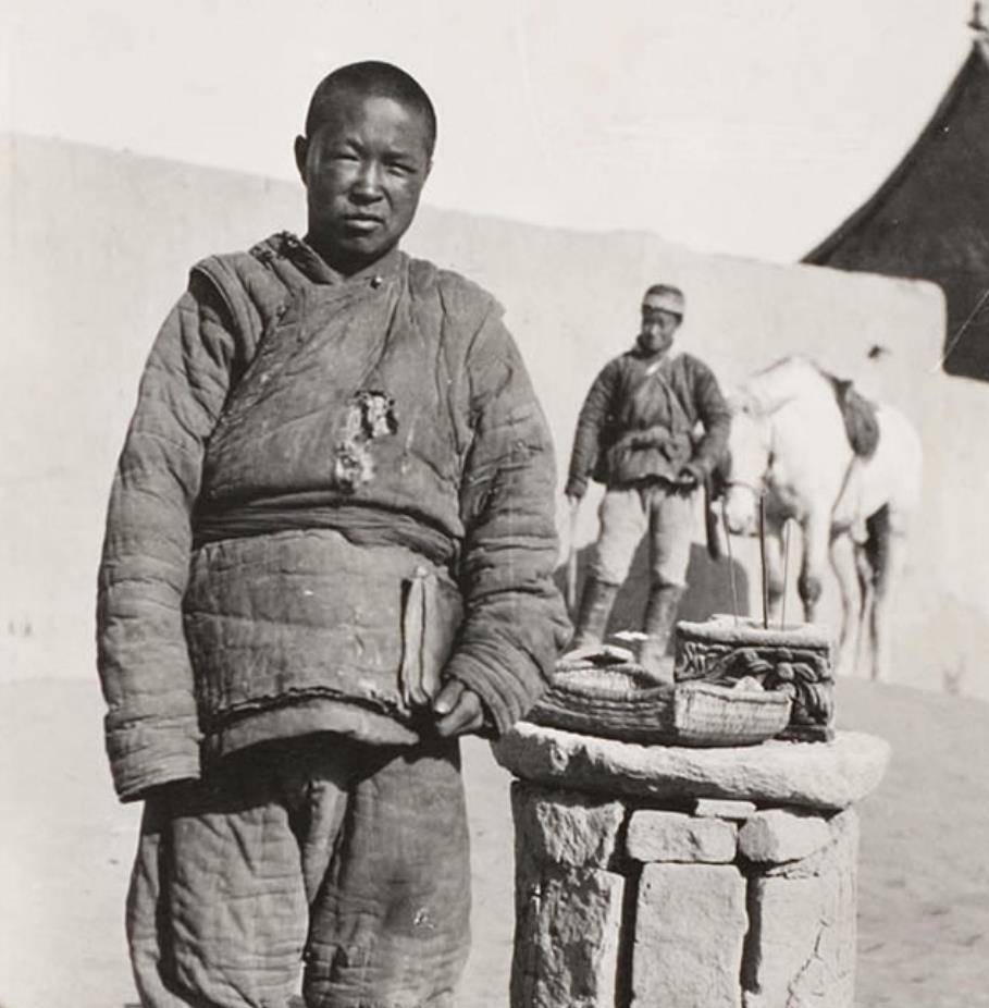 1910年甘肃老照片:风餐露宿的古道僧人,衣着破烂的衙役!