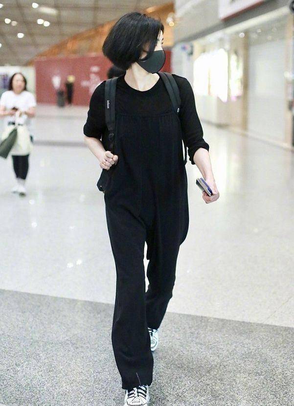 王菲久违亮相机场,一身黑色潇洒率性,哪里像是50岁大妈?